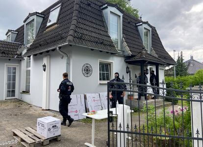 Agentes de polica frente a una casa en Falkensee, cerca de Berln, en la operacin contra la revista de extrema derecha Compact.