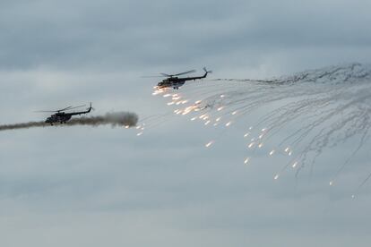 Dos helicópteros abran fuego durante los ejercicios militares 'Zapad 2017' en Asipovichy (Bielorrusia), el 18 de septiembre.