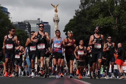 Cientos de corredores recorren Paseo de la Reforma durante el XL Maratón de la Ciudad de México, en agosto de 2023.