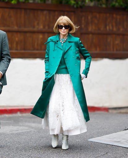 Solo cuando llega el frío, Anna Wintour aparca las sandalias y las sustituye por unas botas, también de Manolo Blahnik. Cada invierno varía un poco la textura y material con el que están hechas, pero hay algo que nunca cambia: que sean altas, pegadas a la pierna y con un tacón sensato.