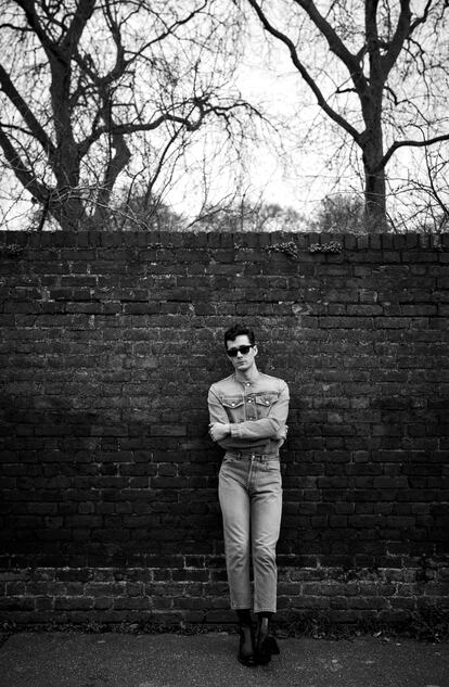 Jonah Hauer-King poses for EL PAÍS, wearing sunglasses by David Beckham and a Prada jacket and jeans