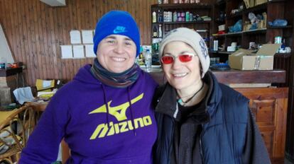 Silvia Pascual, voluntaria española en el Hotel Elpis, junto a Cookie Arnone, una de las coordinadoras del proyecto. Imagen cedida por Silvia Pascual.