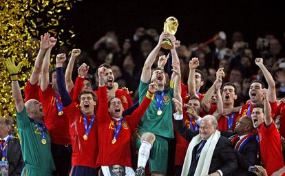 El capitán de la selección española, Iker Casillas, levanta la copa del mundo junto a todos sus compañeros, después de que España se proclamara ganadora del Mundial de fútbol de Sudáfrica tras derrotar en la final a Holanda por 1-0, en el estadio Soccer City de Johanesburgo. En la imagen aparecen también el presidente de la FIFA, Joseph Blatter (con bufanda blanca) y el presidente de Sudáfrica, Jacob Zuma (a su izquierda, con gafas).