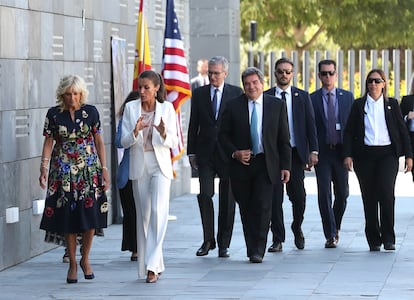 La Reina y Jill Biden charlan a su llegada al centro de refugiados ucranios de Madrid. Mientras que la primera dama estadounidense vestía un diseño de Oscar de la Renta, doña Letizia acudió con un traje pantalón blanco de Carolina Herrera.