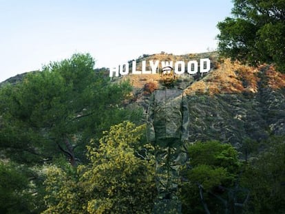 Liu Bolin aparece entre las míticas letras que anuncian Hollywood.