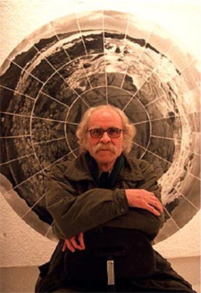 Adolfo Schlosser, delante de su obra &#39;Opindo I&#39; (2000), fotografía sobre papel de lino.