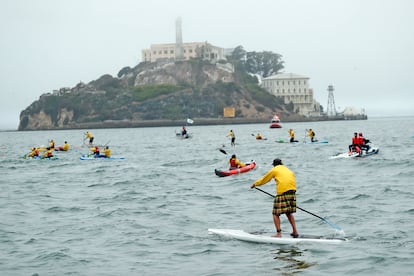 Una isla prisión muy cinematográfica: Alcatraz (San Francisco, EE UU). Solo su nombre fue suficiente para causar pánico entre los criminales más duros de América cuando se enfrentaron a la justicia. Durante casi 30 años, Alcatraz, en la Bahía de San Francisco, fue una de las penitenciarías federales más infames de Estados Unidos. Ladrones de bancos, asesinos y gánsteres notorios, incluido Al Capone, cumplieron condena en los bloques de celdas de hormigón, envueltas en una niebla fría que cubre la isla como un sudario. Hoy la prisión, muy bien conservada, es un museo que muestra cómo era la vida de los encarcelados, de los directores, guardias y sus familias, que también vivían en la isla. Se puede recorrer con una audioguía que ofrece relatos en primera persona de la vida cotidiana en la isla, basados en entrevistas con los prisioneros y con los funcionarios penitenciarios. En los días despejados, el atractivo macabro de la visita se completa con las vistas del Golden Gate y del horizonte de San Francisco. También hay espacio para la naturaleza: el Agave Trail, un sendero por el sur de la isla, permite caminar más allá de los densos bosques de agave que cubren Alcatraz para buscar aves marinas.