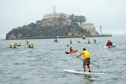 Una isla prisión muy cinematográfica: Alcatraz (San Francisco, EE UU). Solo su nombre fue suficiente para causar pánico entre los criminales más duros de América cuando se enfrentaron a la justicia. Durante casi 30 años, Alcatraz, en la Bahía de San Francisco, fue una de las penitenciarías federales más infames de Estados Unidos. Ladrones de bancos, asesinos y gánsteres notorios, incluido Al Capone, cumplieron condena en los bloques de celdas de hormigón, envueltas en una niebla fría que cubre la isla como un sudario. Hoy la prisión, muy bien conservada, es un museo que muestra cómo era la vida de los encarcelados, de los directores, guardias y sus familias, que también vivían en la isla. Se puede recorrer con una audioguía que ofrece relatos en primera persona de la vida cotidiana en la isla, basados ​​en entrevistas con los prisioneros y con los funcionarios penitenciarios. En los días despejados, el atractivo macabro de la visita se completa con las vistas del Golden Gate y del horizonte de San Francisco. También hay espacio para la naturaleza: el Agave Trail, un sendero por el sur de la isla, permite caminar más allá de los densos bosques de agave que cubren Alcatraz para buscar aves marinas.  