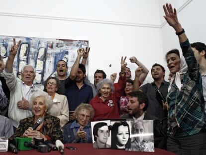 Estela de Carlotto junto a miembros de la asociación Abuelas de Plaza de Mayo.