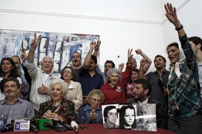 Estela de Carlotto junto a miembros de la asociación Abuelas de Plaza de Mayo.