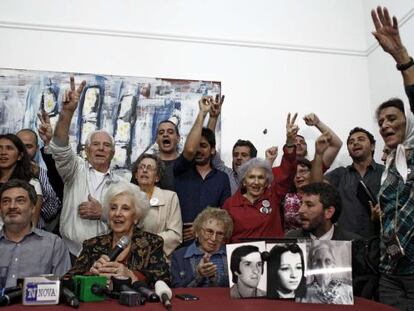 Estela de Carlotto junto a miembros de la asociación Abuelas de Plaza de Mayo.