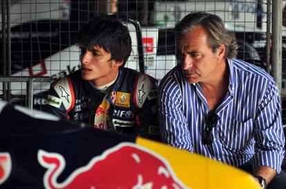 Carlos Sainz Junior descansa junto a su padre tras disputar una carrera.
