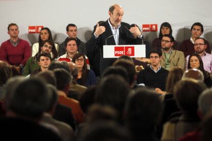 Alfredo Pérez Rubalcaba, en el acto que mantuvo ayer con militantes socialistas en Sevilla.