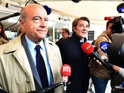 Alain Juppe (I) y el jefe de campa&ntilde;a de Los Republicanos Fran&ccedil;ois Baroin 