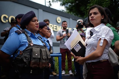 Francys Valdivia encara a agentes de la Policía Nacional en Nicaragua