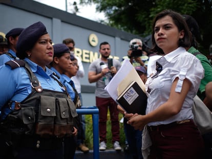Francys Valdivia, presidenta de la Asociación Madres de Abril, encara a agentes de la Policía Nacional frente a la Corte Suprema de Justicia de Nicaragua, en julio de 2019.