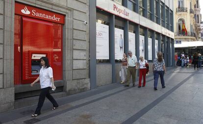 Dos sucursales vecinas del Santander y Popular en Madrid.