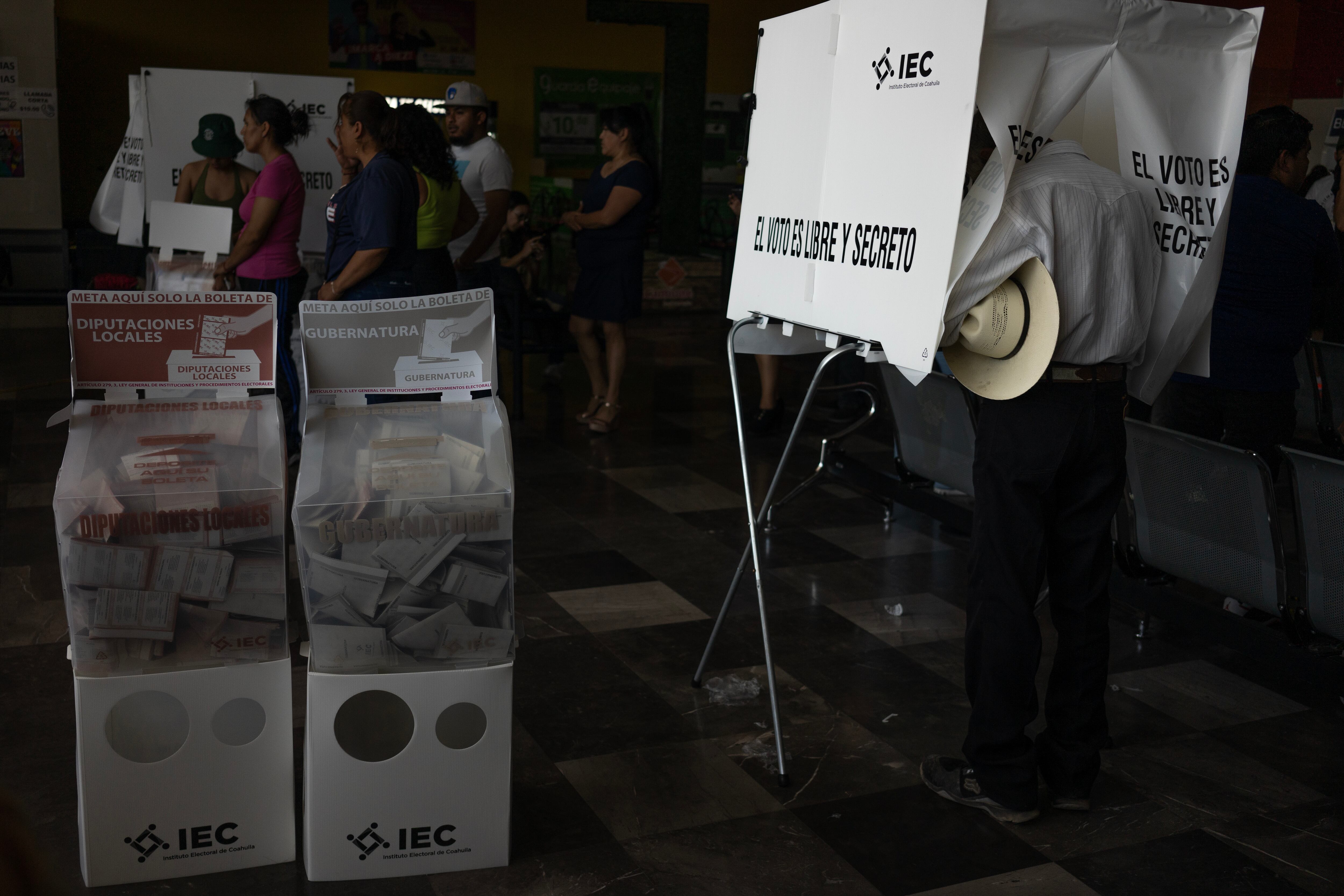 Personas votan en una casilla especial en la estación central de autobuses de Saltillo, el 4 de junio de 2023.