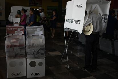 Personas votan en una casilla especial en la estación central de autobuses de Saltillo, el 4 de junio de 2023.
