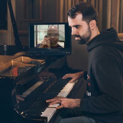 El pianista Albert Marquès y, en la pantalla, el poeta y activista Keith LaMar durante la grabación del disco, en una imagen cedida por Marquès.