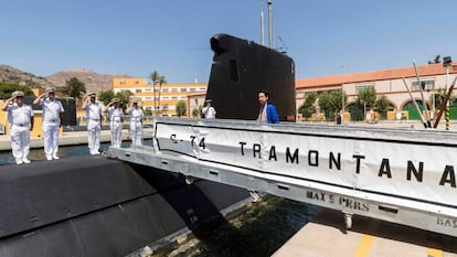 La ministra de Defensa, Margarita Robles, sube abordo del submarino S-74 Tramontana en la base naval de Cartagena.