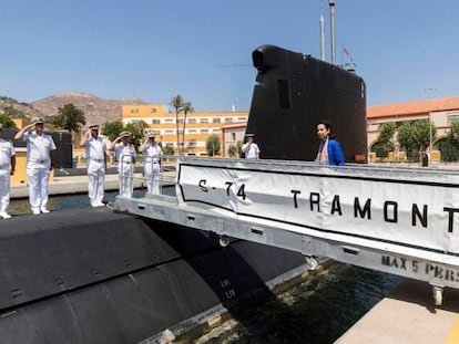 La ministra de Defensa, Margarita Robles, sube abordo del submarino S-74 Tramontana en la base naval de Cartagena.