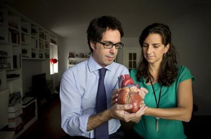 Los cardiólogos Jorge Solís y Leticia Fernández, en su casa de Madrid.