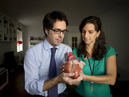 Los cardi&oacute;logos Jorge Sol&iacute;s y Leticia Fern&aacute;ndez, en su casa de Madrid.