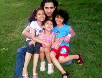 Raif Badawi, con sus tres hijos.