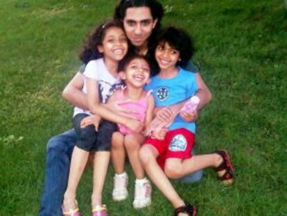 Raif Badawi, con sus tres hijos.