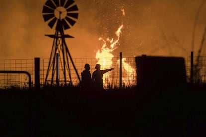 Bomberos trabajan en las labores de extinción del incendio forestal desatado en Detwiller, en el condado de Mariposa, California (EE UU). El incendio ha quemado ya 2.500 acres y ha causado la evacuación de los residentes en los alrededores.