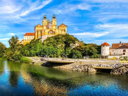 Vista de la abadía de Melk, protagonista literaria de la novela 'El nombre de la rosa', de Umbeto Eco, en el valle del Wachau (Austria).
 