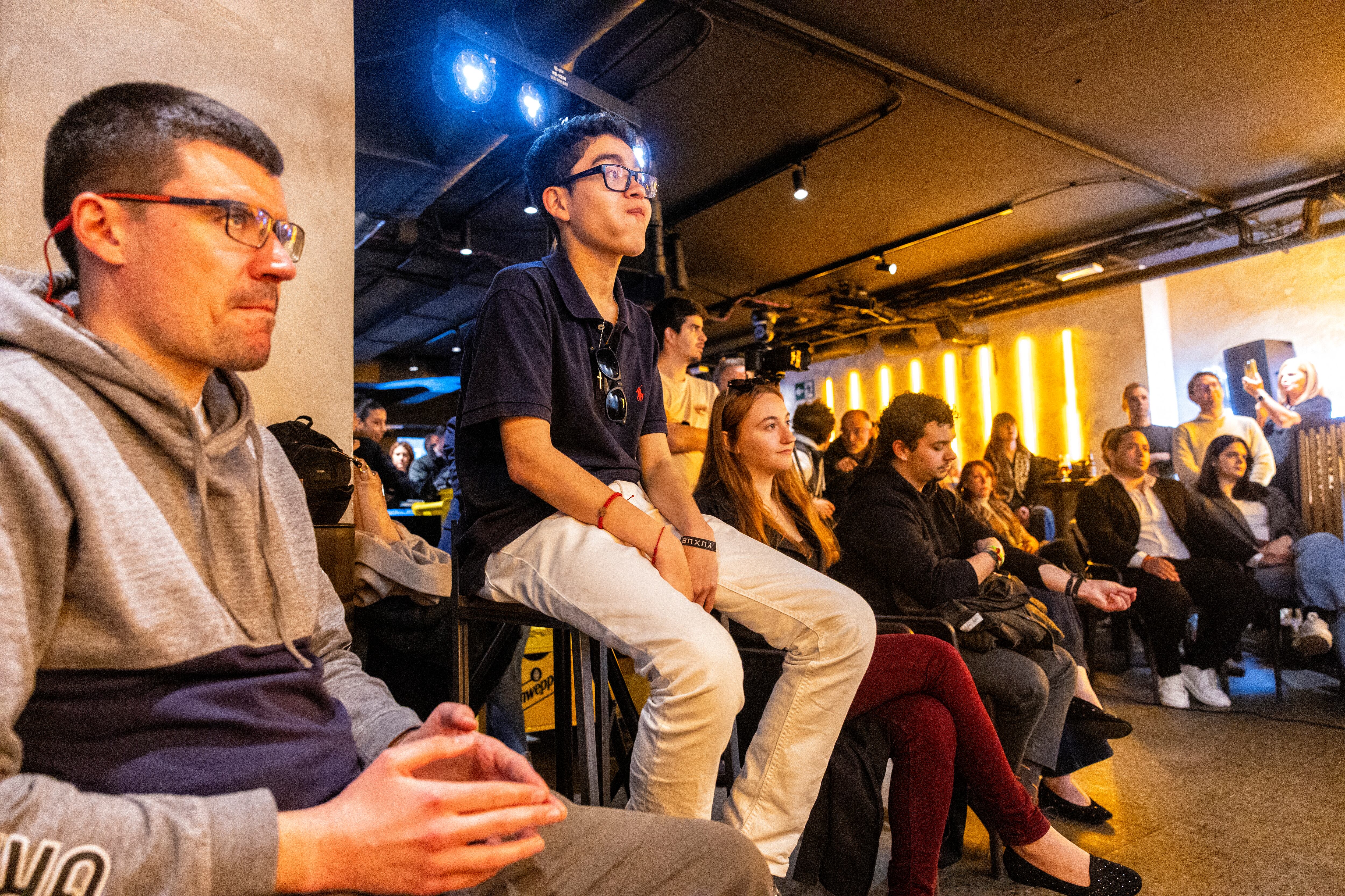 Jóvenes durante un encuentro con políticos de Vox en un bar de Madrid, este jueves. 
