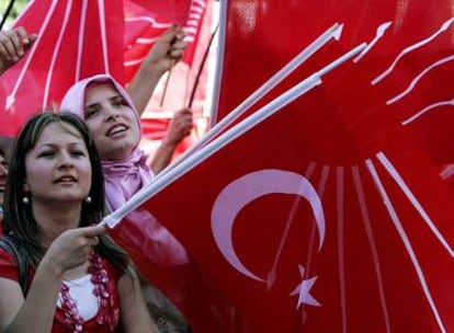 Partidarias del Partido Republicano del Pueblo agitan banderas de la formación y de Turquía ayer en Sakarya (oeste).