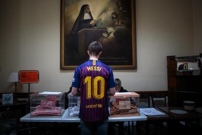 Una persona ejerce su derecho al voto para las elecciones generales y autonómicas del 28-A en un colegio electoral de Valencia, vestido con una camiseta del Barcelona de Messi.