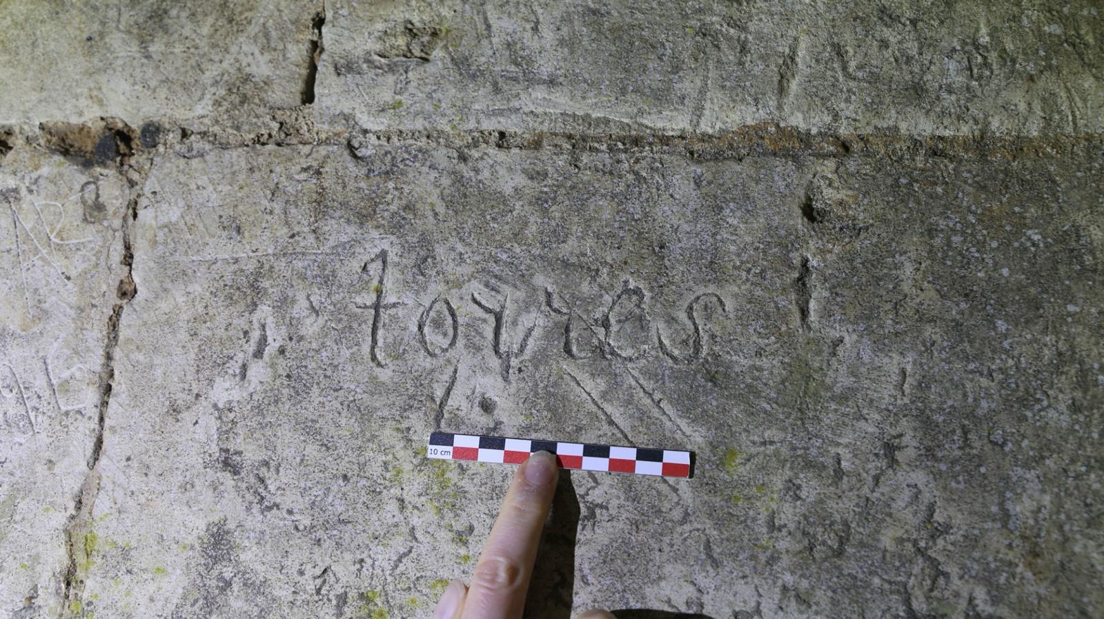 Inscripción hallada en la ciudadela de Doullens con el apellido Torres.