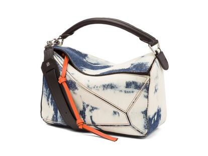 <p>El <a href="http://www.loewe.com/eur/es/coleccion-de-regalo/william-morris-meets-punk/bolsos/bolso-puzzle-bleached/312.50.S20-5537.html?cgid=gifts_collection&amp;country=ES?utm_source=ELPAIS_ICON&amp;utm_medium=REFERRAL&amp;utm_campaign=EDITORIALPRODUCTO_PUZZLEBLEACHED_ESP_ELPAIS_ICON_20DEC%20" target="_blank">bolso Puzzle</a> es posiblemente el diseño más icónico formulado por Jonathan Anderson desde su llegada a Loewe. Concebido como un juego de origami a partir de formas geométricas, es inmediatamente reconocible y también práctico: en función de su tamaño se puede llevar al hombro o en la mano. Y esta temporada llega teñido (o, mejor dicho, desteñido) por la inspiración punk de la colección cápsula William Morris Meets Punk.</p>