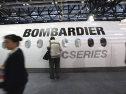 Un visitante se asoma por una ventana de la cabina de pasajeros de un Bombardier durante la Aviation Expo China 2011. EFE/Archivo