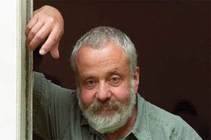 El realizador Mike Leigh, en el Festival de Cine de San Sebastián de septiembre de 2002.