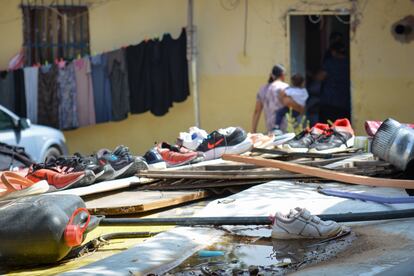 Los vecinos secan los zapatos y mantas, enlodados por las fuertes lluvias.