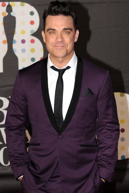 Robbie Williams, con traje morado.