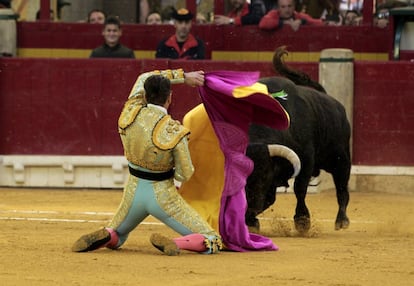 El diestro Juan José Padilla, momentos antes de ser cogido en la faena a su primer toro, de la ganadería Núñez del Cuvillo, durante la corrida de la Feria del Pilar de Zaragoza.
