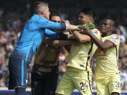 Alejandro Palacios y Oribe Peralta discuten durante el juego de vuelta de la semifinales del torneo Apertura.
