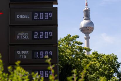 Precios del combustible en una gasolinera de TotalEnergies en Berlín el 17 de junio.