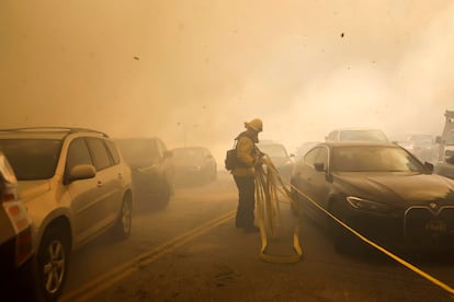 Las autoridades se toparon con decenas de coches abandonados a mitad de la calle por sus dueños, quienes huyeron desesperados por el miedo de ser alcanzados por las llamas. Los bomberos han tenido que utilizar maquinaria pesada para retirar los vehículos que bloqueaban el paso a los camiones cisterna y a los equipos de rescate.

