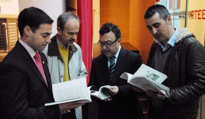 Mikel Garaizabal (a la derecha) e Imanol Pradales (izquierda), en la presentación del libro del primero sobre el 'txakoli' vizcaíno.