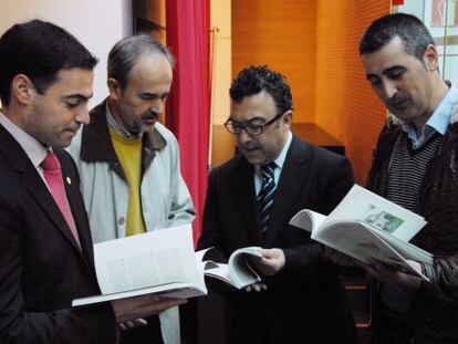 Mikel Garaizabal (a la derecha) e Imanol Pradales (izquierda), en la presentación del libro del primero sobre el 'txakoli' vizcaíno.