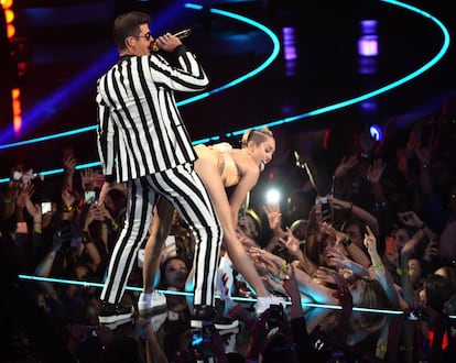 <p style="margin-bottom: 0cm;">“Un crimen para la cultura pop”. Así de severa fue la crítica que la revista <a href="https://www.rollingstone.com/culture/culture-news/twerk-it-out-miley-and-robins-vma-performance-one-year-later-65286/"><em>Rolling Stone</em></a> dedicó al espectáculo perpetrado por Robin Thicke y Miley Cyrus en los premios MTV Video Music Awards de 2013, tan controvertido que incluso se alzó como el evento más comentado en Twitter hasta la fecha. Los más de 300.000 tuits escritos al respecto en apenas unos minutos compartían su asombro por lo sexualizado de una actuación en la que Cyrus, de solo 20 años y vestida con un bikini, hacía <em>twerking </em>frente a Thicke, de 34, al ritmo de su controvertido exitazo <em>Blurred lines</em>. Aunque el cantante –hoy denostado por la industria– quiso echarle la culpa a su compañera, la artista <a href="https://www.independent.co.uk/voices/miley-cyrus-now-says-robin-thicke-wanted-her-naked-possible-vmas-i-m-not-surprised-10476731.html">acusó</a> a Thicke de haberle pedido “aparecer lo más desnuda posible”, además de sugerirle movimientos en la coreografía. Un episodio que “cambió la vida” de Miley Cyrus y que <a href="https://people.com/music/miley-cyrus-robin-thicke-vmas-performance-changed-life/">señala</a> como el detonante de su activismo político.</p>