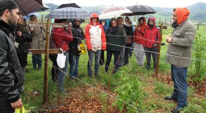 Miembros de la red Alimentacción visitan en Orduña una explotación agrícola. 