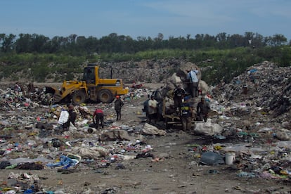 En Argentina existen 5.000 basurales a cielo abierto: sitios donde se acumulan residuos sólidos sin control y con escasas medidas de protección ambiental. La mayoría de ellos son, sin embargo, formales, es decir, dependientes de la gestión de los gobiernos locales para eliminar la basura de sus municipios, según el Ministerio de Ambiente del país. 
